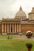 Skulpturen "Sphere within Sphere" i en af gårdhaverne blandt de paladser som udgør Vatikan museerne