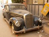 Ældre langtidsparkeret bil i Luxor