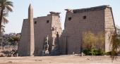 Indgangen til Luxor templet, med den tilbageværende obelisk, statuerne af Ramses II og pylonerne.