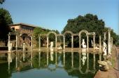 Der var oprindeligt søjler og statuer hele vejen rundt om Canopoen ved Hadrian's Villa