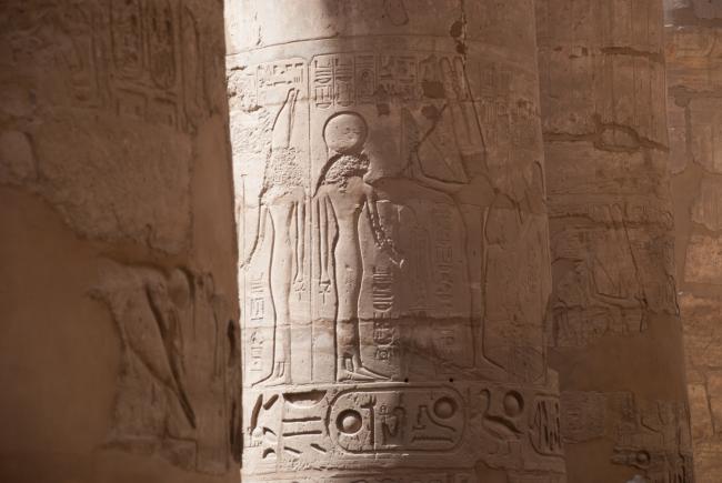 Søjlerne i søjlehallen på Karnak templet og nogle af indgraveringerne på søjlerne