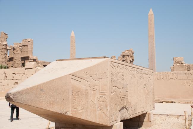 Spidsen af dronning Hatshepsut's væltede obelisk ligger ved den hellige sø.