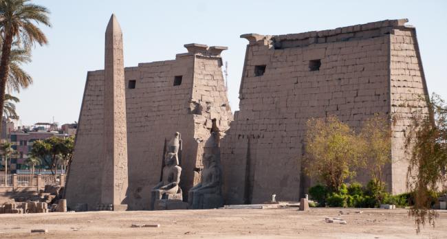 Indgangen til Luxor templet, med den tilbageværende obelisk, statuerne af Ramses II og pylonerne.
