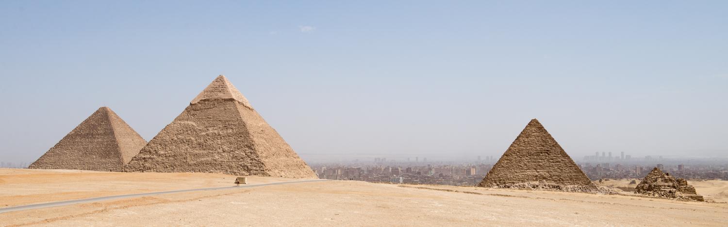 De store pyramider på Giza Plateauet - fra venstre mod højre er det Keophs, Khefren og Menkaure pyramiderne